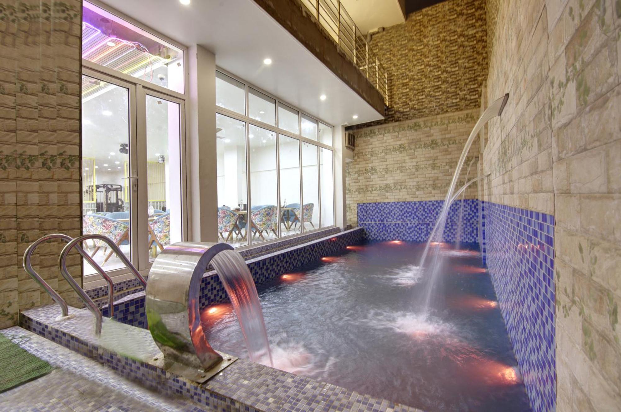 구르가온 Anandam Club House 아파트 호텔 외부 사진