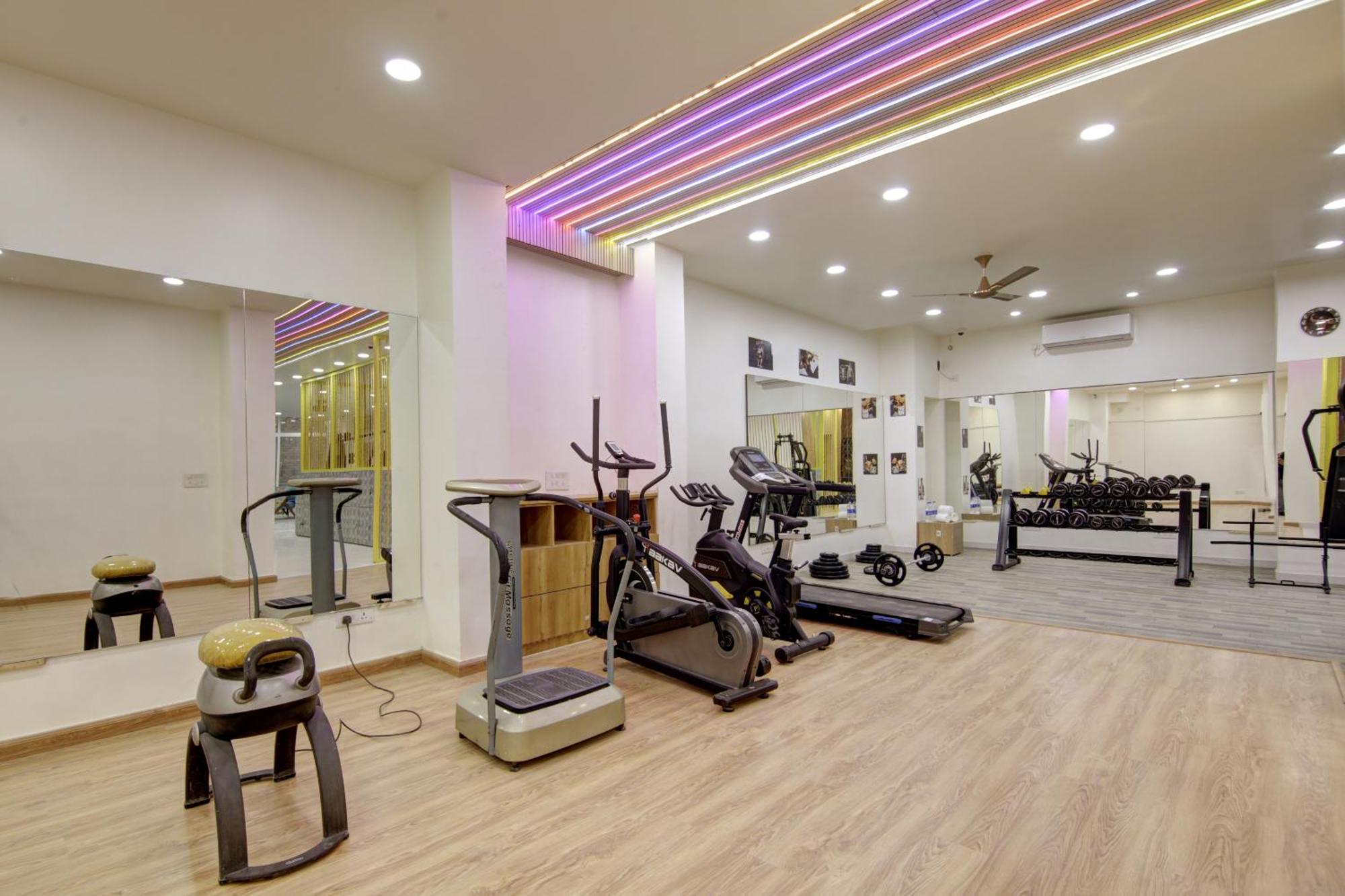구르가온 Anandam Club House 아파트 호텔 외부 사진